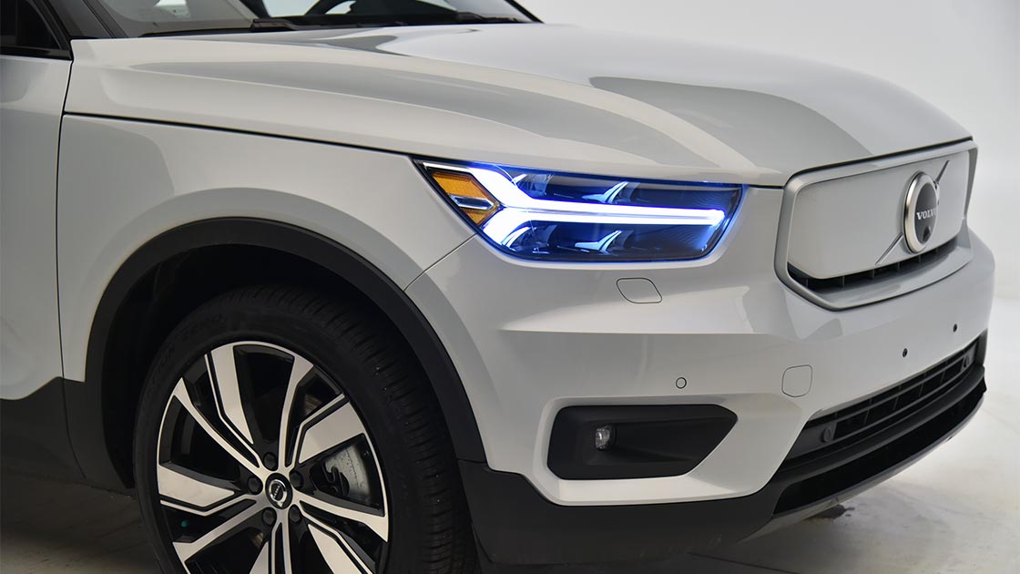 Volvo XC40 curve-adaptive LED reflector headlights